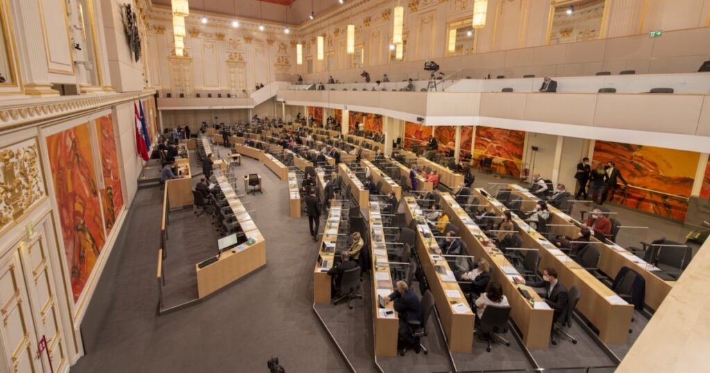 Dutzende Beschlüsse fasste der Nationalrat am Mittwoch und Donnerstag, zahlreiche galten den Corona-Hilfen. Foto: Parlamentsdirektion / Raimund Appel Dutzende Beschlüsse fasste der Nationalrat am Mittwoch und Donnerstag, zahlreiche galten den Corona-Hilfen. Foto: Parlamentsdirektion / Raimund Appel