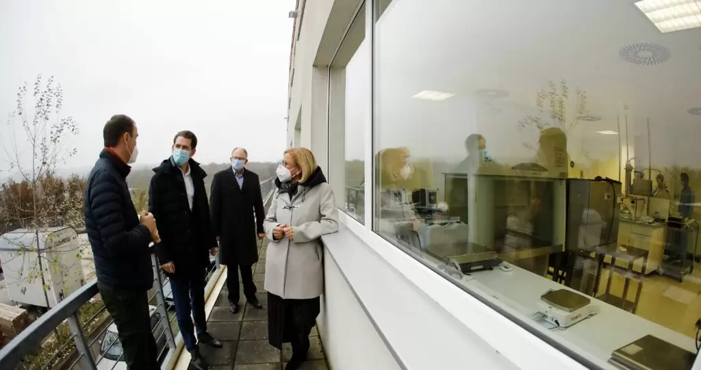 Bundeskanzler Sebastian Kurz zu Besuch bei Polymun im November 2020. Foto: BKA/ Dragan Tatic