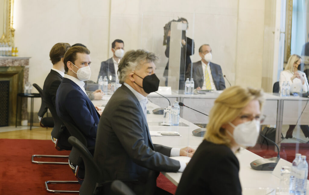 v.l.: Bundeskanzler Sebastian Kurz (ÖVP, Vizekanzler Werner Kogler (GRÜNE) & Ministerin Leonore Gewessler (GRÜNE); BKA/Dragan Tatic