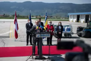 Alexander Schallenberg bei einer Impfstofflieferung im Mai. Foto: BMEIA/Gruber