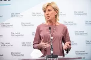 Gaby Schwarz fordert die Aufklärung der Gerüchte über eine Hausdurchsuchung in der ÖVP-Bundespartei. - Foto: Elias Pargan