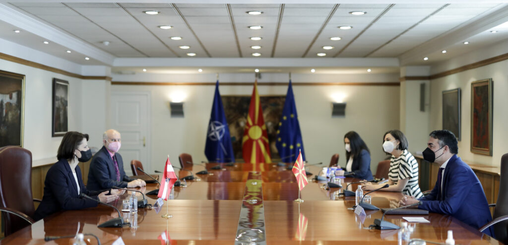 Ministerin Edtstadler bei den Gesprächen in Skopje. Foto: BKA/ Any Wenzel