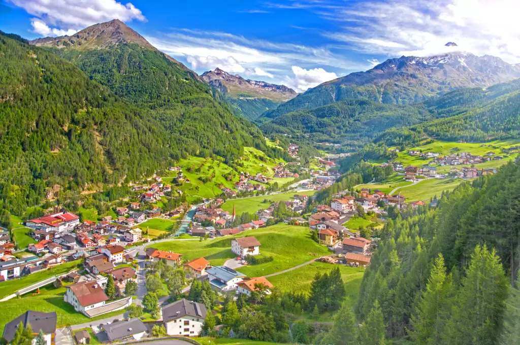Beliebtes Reiseziel im Sommer und im Winter: Sölden in Tirol; Foto: iStock/ boerescul