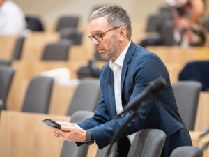Abgeordnete seiner Partei lehnen im Parlament Fakten zur Impfung ab: Herbert Kickl (FPÖ). Foto: Florian Schrötter