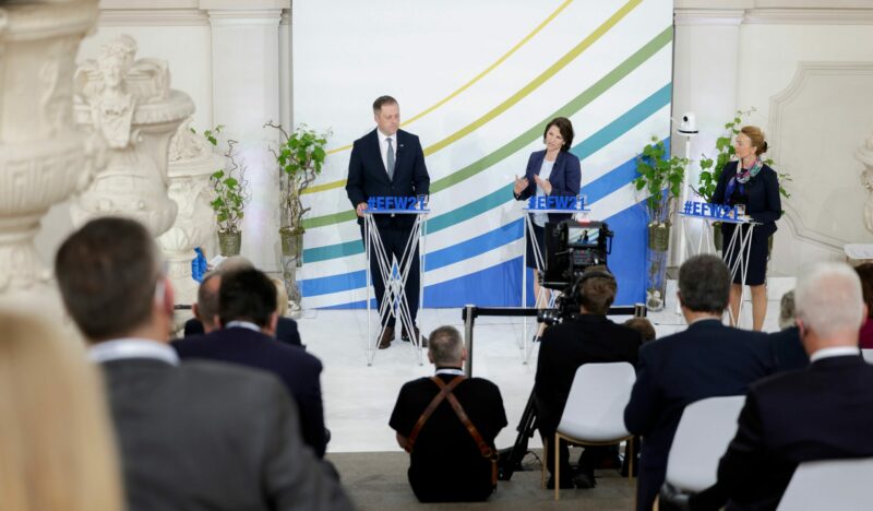 Ministerin Edtstadler und ihr irischer Amtskollege bei Gesprächen am Europa Forum. Foto: BKA/ Andy Wenzel