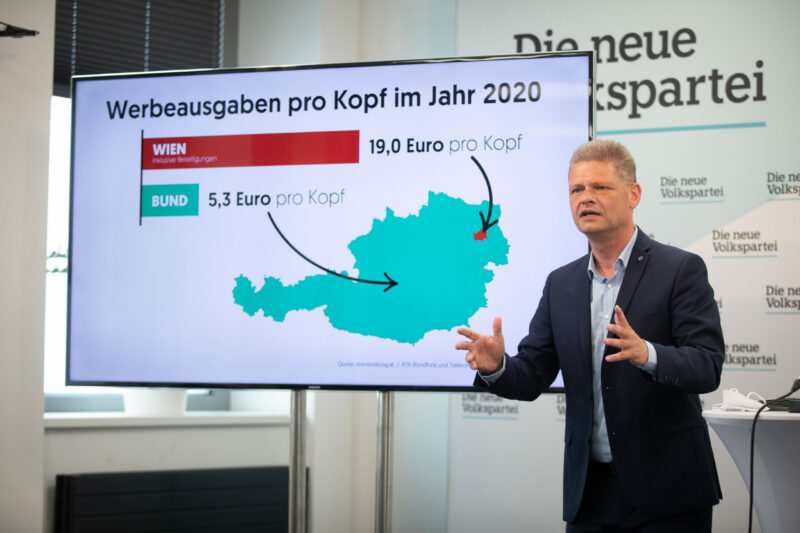 Bereits in einer anderen Pressekonferenz hat Andreas Hanger Doppelmoral bei der SPÖ anhand der Inseratenausgaben der Stadt Wien beschrieben. Foto: Elias Pargan