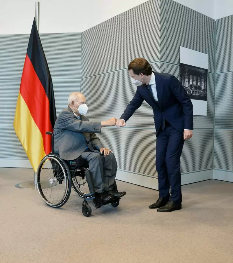 Sebastian Kurz beim Austausch mit Wolfgang Schäuble (CDU). Der Politiker sitzt seit einem versuchten Attentat auf ihn im Rollstuhl. Foto: BKA/ Dragan Tatic
