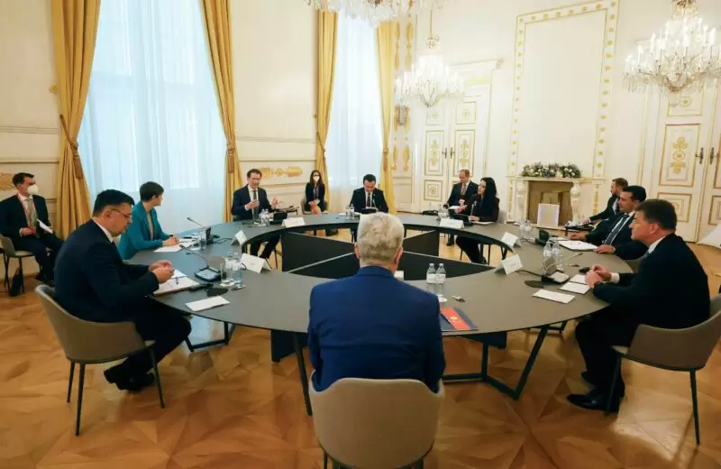 Die Runde der Regierungschefs im Gespräch beim Westbalkan-Gipfel in Wien. Foto: BKA/ Dragan Tatic