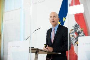 Arbeitsminister Martin Kocher: Entwicklung verläuft besser als erwartet; BKA/Christopher Dunker
