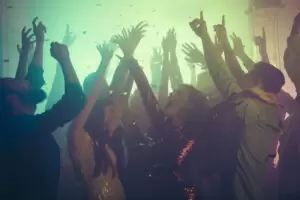 Tanzen und Feiern: Die Nachtgastronomie freut sich auf Öffnungen, Foto: iStock/ Deagreez