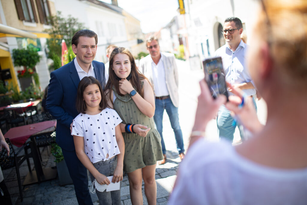 Ein Erinnerungsfoto mit dem Bundeskanzler: Sebastian Kurz auf Sommertour in Melk. Foto: ÖVP Ein Erinnerungsfoto mit dem Bundeskanzler: Sebastian Kurz auf Sommertour in Melk. Foto: ÖVP