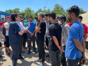 Teilnehmer der OSZE Delegation 2021 im Gespräch mit Migranten in Bosnien. Foto: Gudrun Kugler