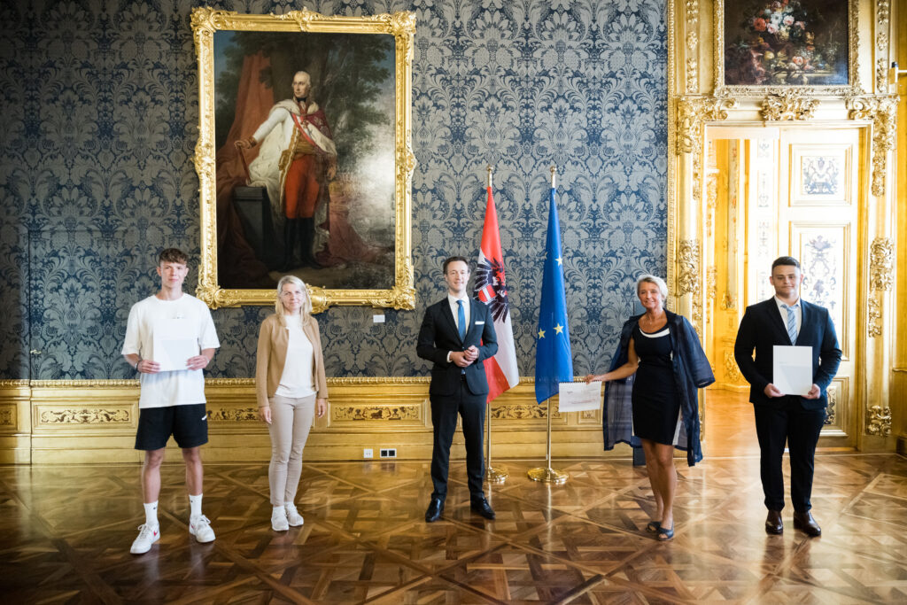v.L. nach R.: HAK Fürstenfeld: Schüler Marcel Kern + Dir. Mag. Eva Gruber, Finanzminister Gernot Blümel, TGM: Mag. Romana Tschiedel + Schüler Anatolio Vujic/ Foto ©BMF/Dunker