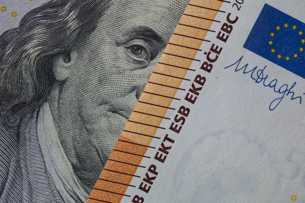 Ob US-Dollar oder Euro: Global tätige Unternehmen sollen eine weltweit geltende Mindeststeuer bezahlen. Foto: iStock/Ruslan Lytvyn Ob US-Dollar oder Euro: Global tätige Unternehmen sollen eine weltweit geltende Mindeststeuer bezahlen. Foto: iStock/Ruslan Lytvyn