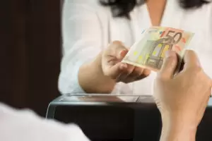 Österreicher nutzen überwiegend Bargeld; Foto: iStock/cherrybeans