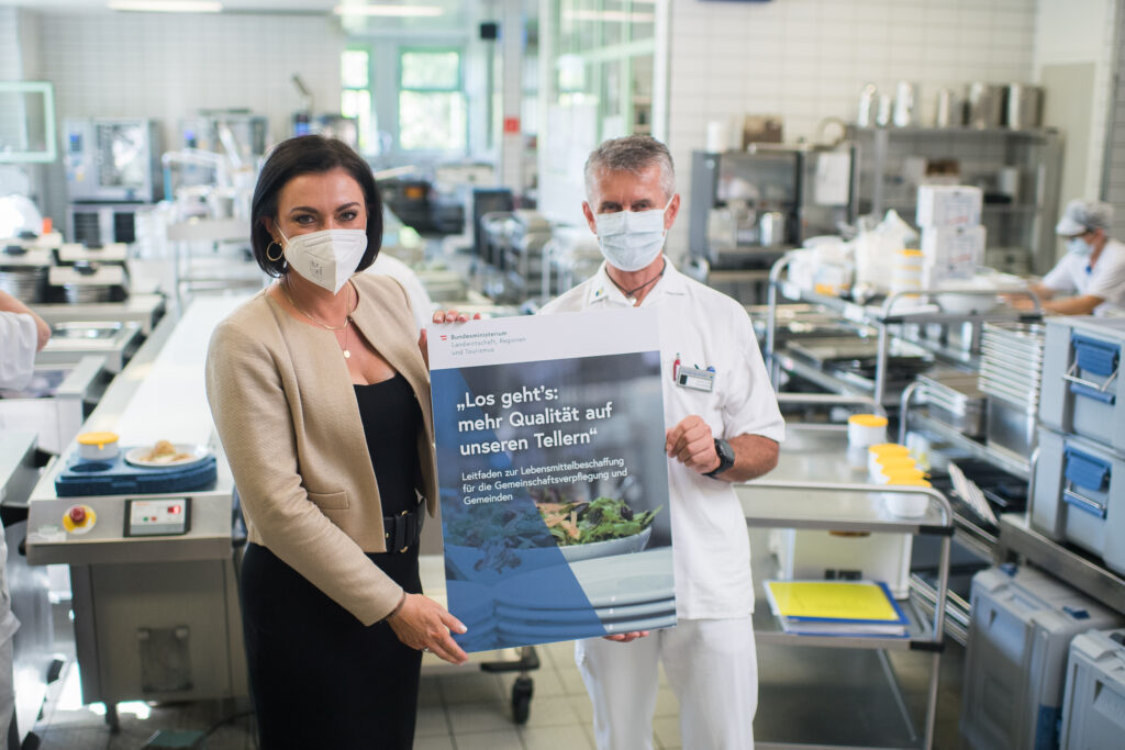 Landwirtschaftsministerin Elisabeth Köstinger und Küchenchef des NÖ Pflege- und Betreuungszentrum Wr. Neustadt, die schon jetzt auf 80 Prozent regionale Produkte setzen. Foto: BMLRT/Paul Gruber