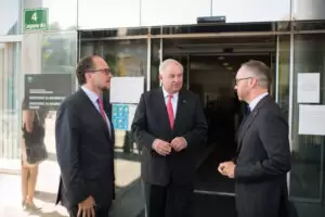 Außenminister Alexander Schallenberg, Steiermarks Landeshauptmann Hermann Schützenhöfer und der slowenische Staatssekretär für Infrastruktur Blaz Korosok in Lublijana. Foto: BMEIA / Michael Gruber