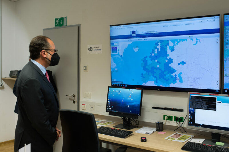Außenminister Alexander Schallenberg bei der Besichtigung des "Nuclear Emergency Preparedness Centre" in Ljubljana. Foto: BMEIA/ Michael Gruber