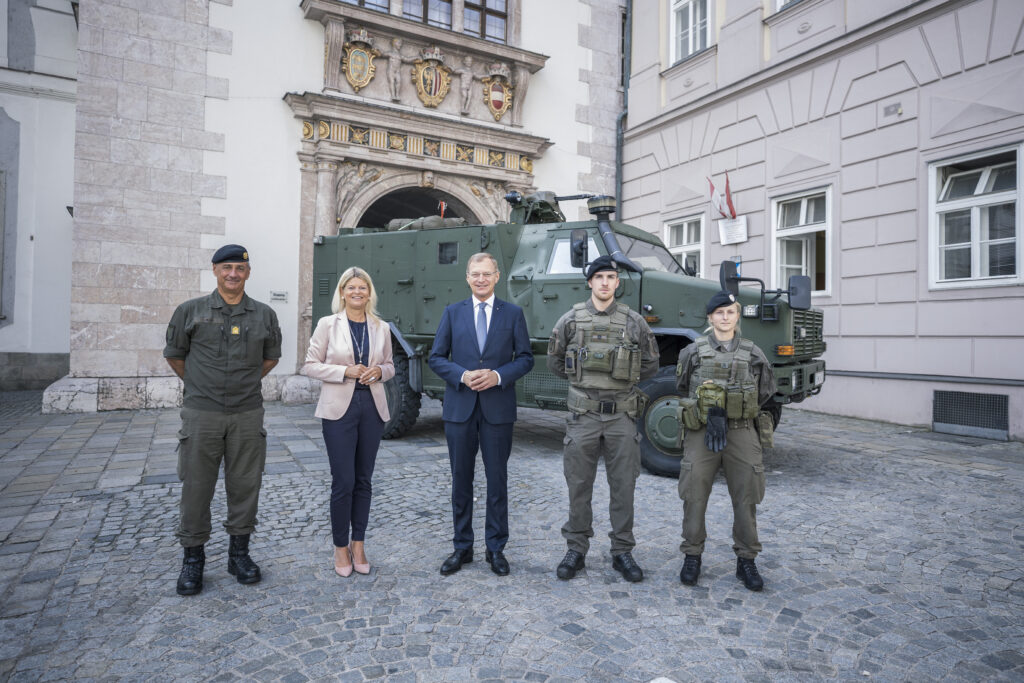 Ministerin Tanner & Landeshauptmann Stelzer vor einem „AC-Dingo“ in Linz. - Foto: Land OÖ/Max Mayrhofer Ministerin Tanner & Landeshauptmann Stelzer vor einem „AC-Dingo“ in Linz. - Foto: Land OÖ/Max Mayrhofer