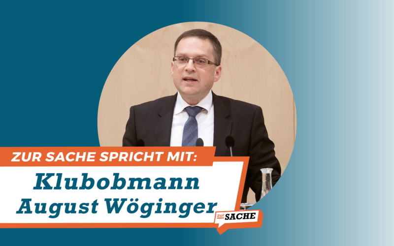 Klubobmann August Wöginger im Gespräch mit Zur-Sache. Foto: Parlamentsdirektion/ Thomas Top; Grafik: Zur-Sache