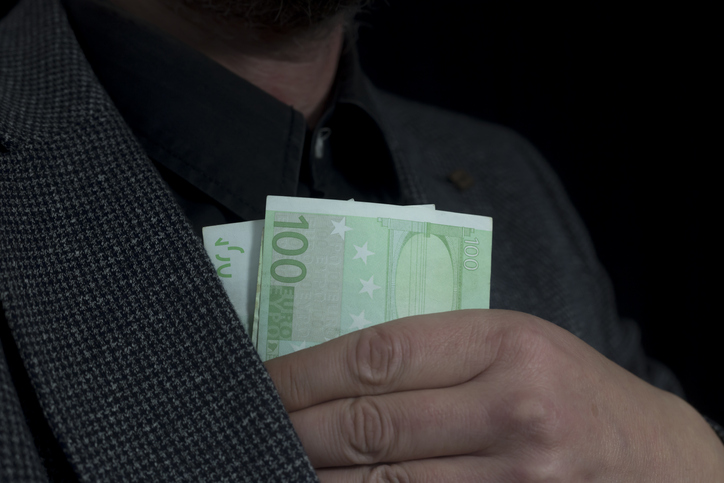 Der Sozialbetrug in Österreich nimmt immer weiter zu. - Foto: iStock/Marccophoto Im Ausland Gel verdienen, es aber in Österreich nicht versteuern: Die Finanz deckt jährlich Tausende Fällen Foto: iStock/Marccophoto