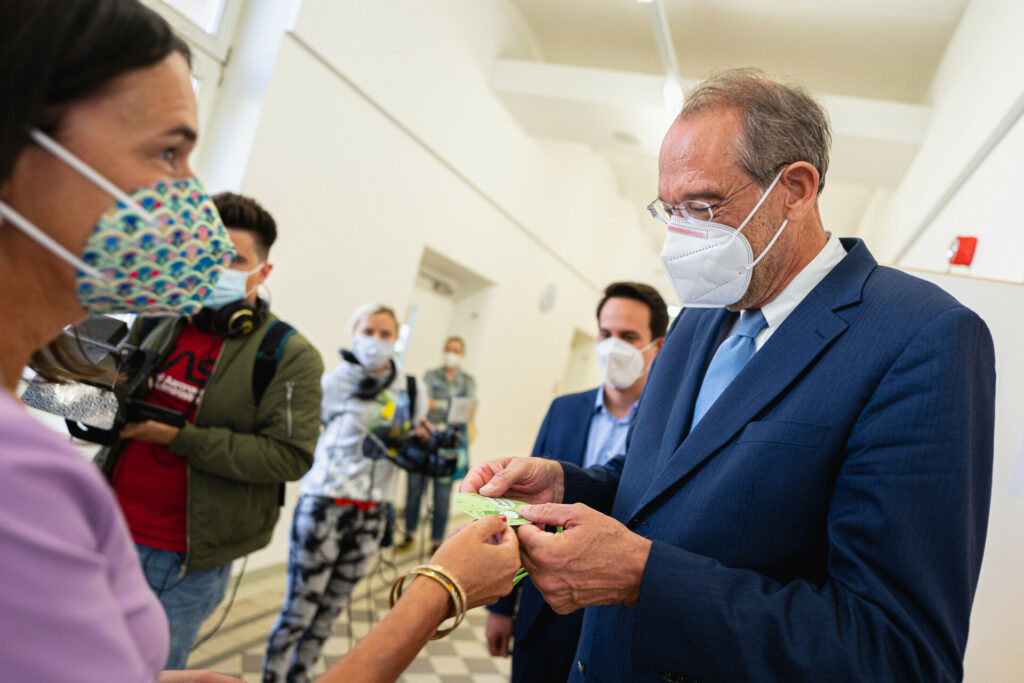 Bildungsminister Heinz Faßmann beim Schulstart an einer Wiener VS. - Foto: BKA/Florian Schrötter