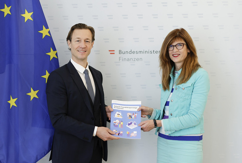Finanzminister Gernot Blümel & Nicola Brandt, Leiterin des OECD Berlin Centers, präsentierten die Finanzbildungsstrategie - Foto: BMF/Wenzel Finanzminister Gernot Blümel & Nicola Brandt, Leiterin des OECD Berlin Centers, präsentierten die Finanzbildungsstrategie - Foto: BMF/Wenzel