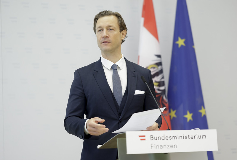 Finanzminister Gernot Blümel & Nicola Brandt, Leiterin des OECD Berlin Centers, präsentierten die Finanzbildungsstrategie - Foto: BMF/Wenzel