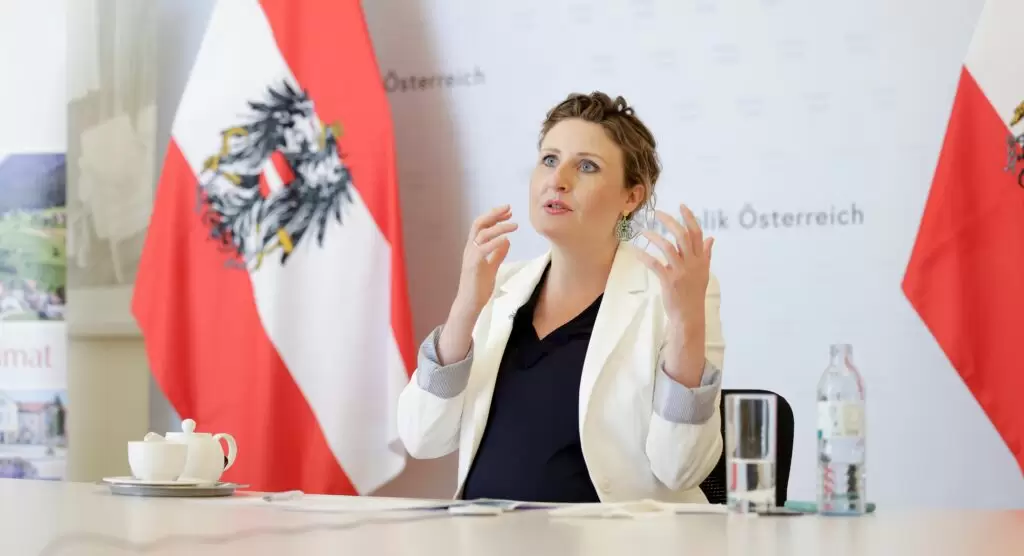 Bundesministerin Susanne Raab im Gespräch mit Zur-Sache. - Foto: Andy Wenzel/BKA