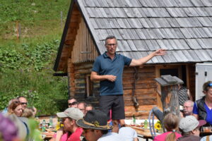 "Ein wirklich wolfssicherer Zaun, der weder ein Überspringen noch ein Untergraben des Wolfes erlaubt, ist Wunschtraum", so Georg Strasser - Foto: Kerschbaumer