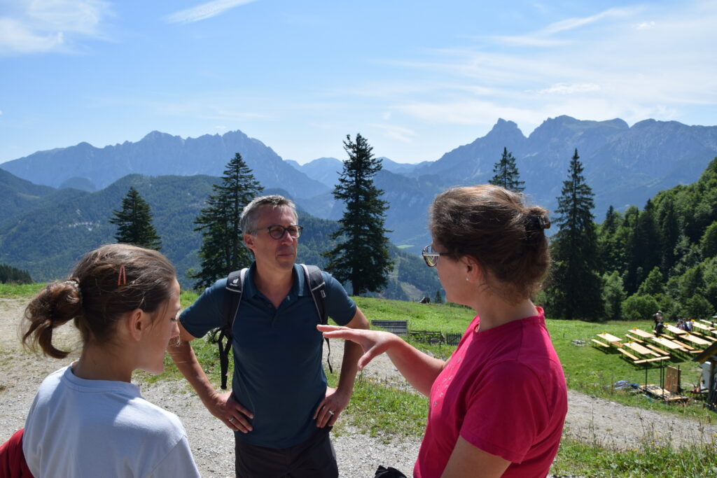 Bauernbund-Präsident Abg. Georg Strasser im Gespräch zur Wolfs-Problematik. - Foto: Kerschbaumer