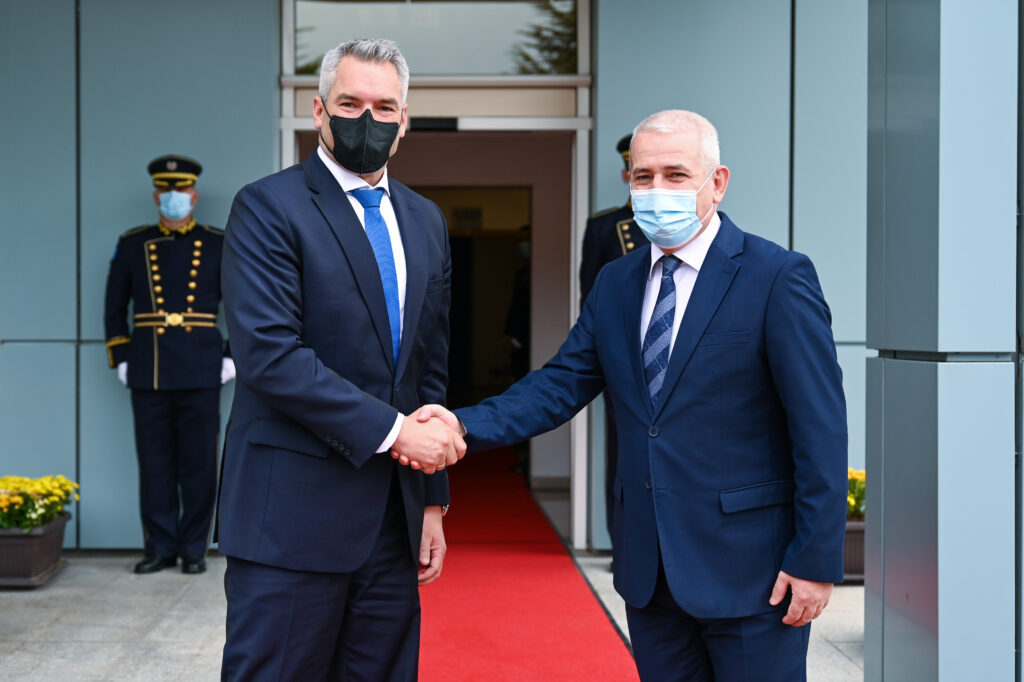 Karl Nehammer mit dem kosovarischem IM Xhelal Sveçla | Copyright BMI/Makowecz Karl Nehammer mit dem kosovarischem Innenminister Xhelal Sveçla Foto: BMI/Makowecz