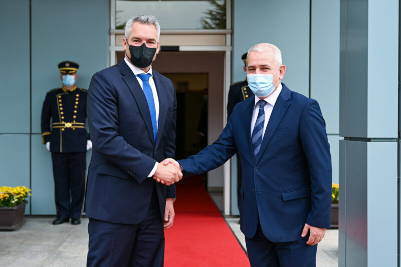 Karl Nehammer mit dem kosovarischem Innenminister Xhelal Sveçla Foto: BMI/Makowecz