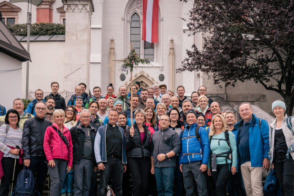 Am Ziel der Wallfahrt: Klubobmann August Wöginger und Peter Schipka (Mitte, links) mit einem Teil der Wallfahrer vor der Basilika Mariazell. Foto: Garima Smesnik Am Ziel der Wallfahrt: Klubobmann August Wöginger und Peter Schipka (Mitte, links) mit einem Teil der Wallfahrer vor der Basilika Mariazell. Foto: Garima Smesnik
