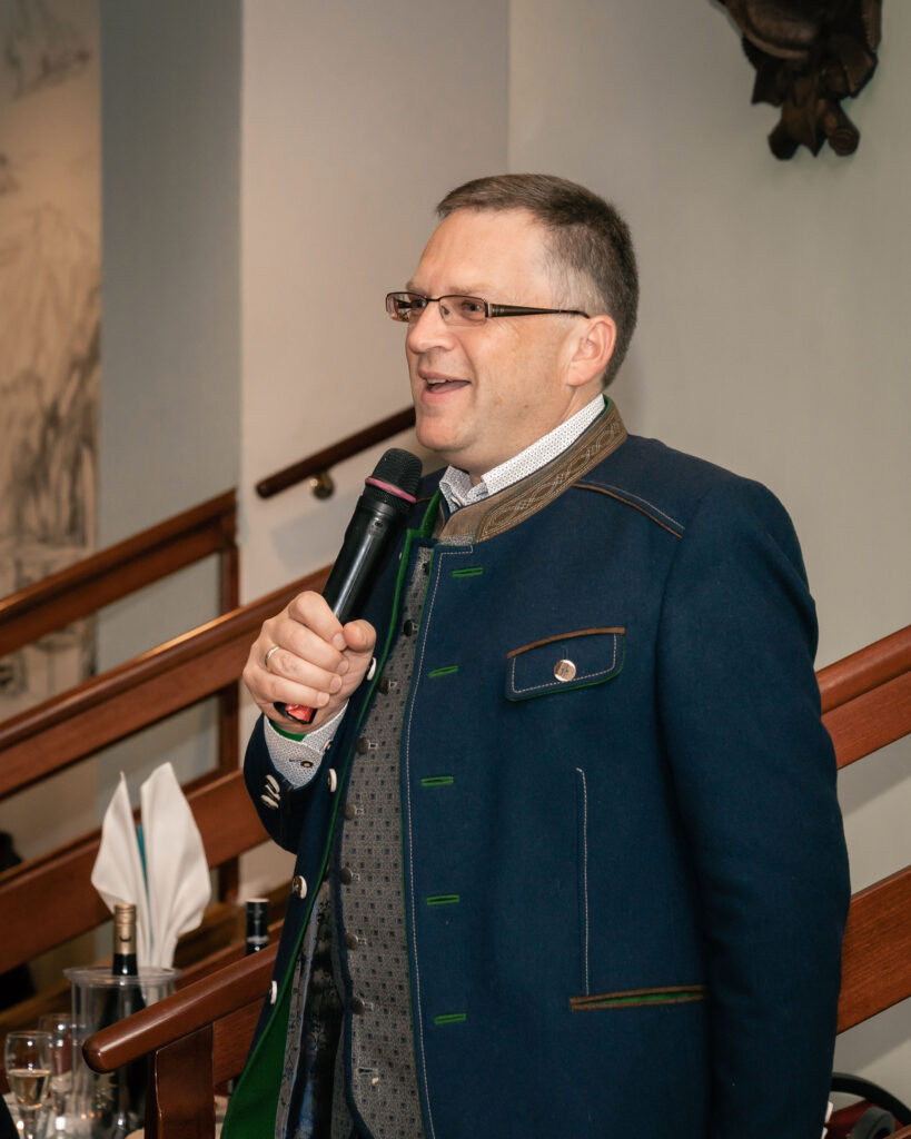 Dank an Mitarbeiterinnen und Mitarbeiter im Parlamentsklub: Klubchef August Wöginger. Foto: Gerima Smisek