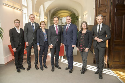 Graz-Stadtführung v.l.n.r.: Robert Krotzer (KPÖ), Günter Riegler (ÖVP), Judith Schwentner (Grüne), Siegfried Nagl (ÖVP), Mario Eustacchio (FPÖ), Elke Kahr (KPÖ), Kurt Hohensinner (ÖVP); Foto: Graz/Fischer
