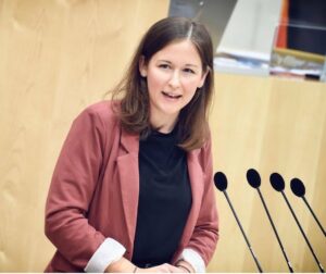 Claudia Plakolm wendet sich mit einer Videobotschaft direkt an die FPÖ. - Foto: Instagram/Claudia Plakolm