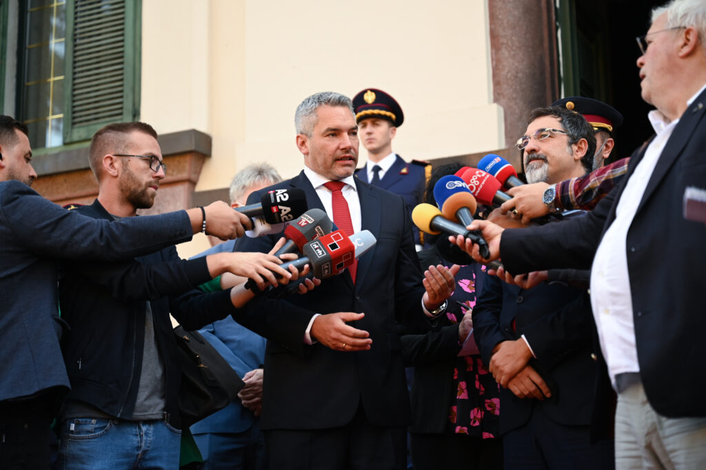 Karl Nehammer vor Medien in Albanien. Foto: BMI/Makowecz Karl Nehammer vor Medien in Albanien. Foto: BMI/Makowecz
