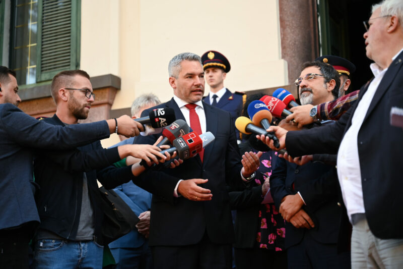 Karl Nehammer vor Medien in Albanien. Foto: BMI/Makowecz Karl Nehammer vor Medien in Albanien. Foto: BMI/Makowecz