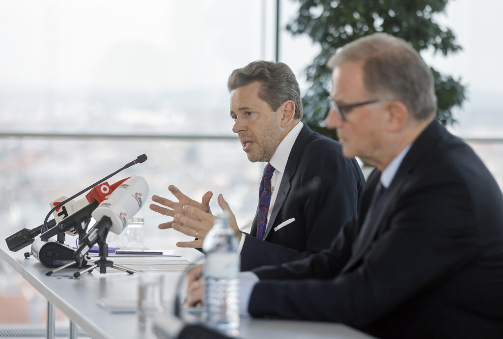 Unternehmen entlasten: Präsident Harald Mahrer und Generalsekretär Karlheinz Kopf. Foto: WKO Wirtschaftskammer bearbeitet Hilfen für Krisenbewältigung (Präsident H. Mahrer, GS K. Kopf). Foto: WKO
