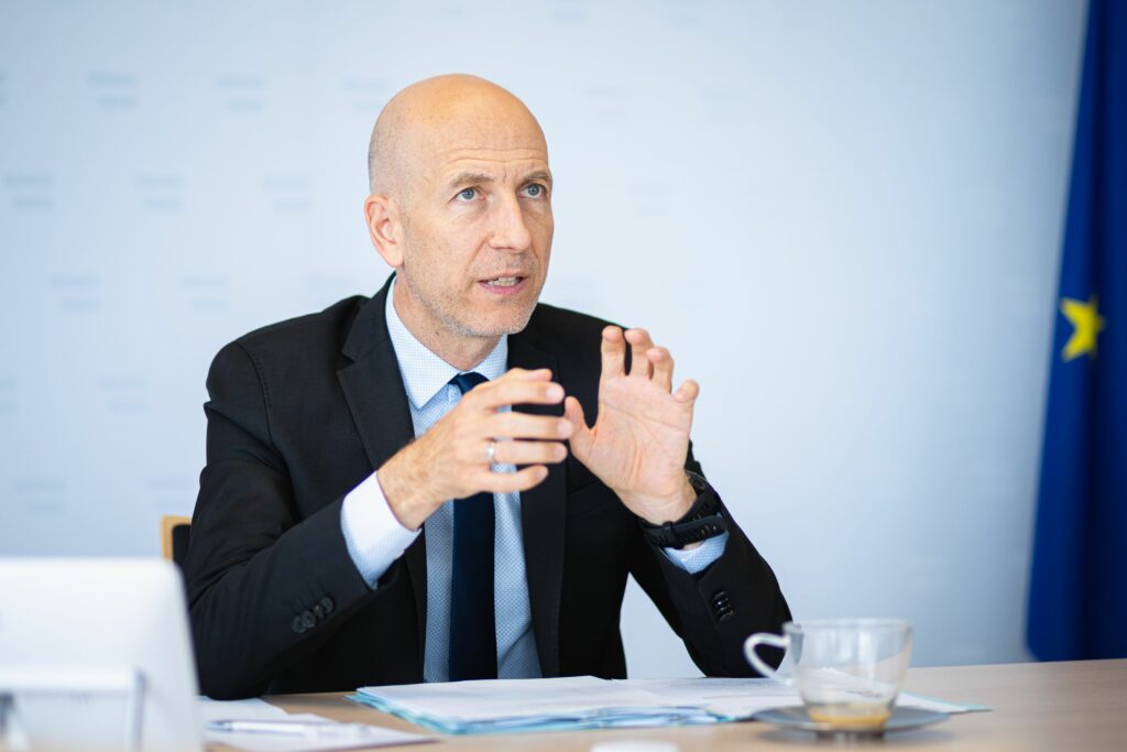 Minister Kocher zeigt sich erfreut über die geringe Arbeitslosigkeit, Foto: BKA/Florian Schrötter Minister Kocher zeigt sich erfreut über die geringe Arbeitslosigkeit, Foto: BKA/Florian Schrötter