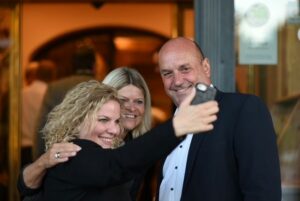 FBM Klaudia Tanner beim ÖAAB in Wals-Siezenheim mit ÖAAB-Ortshefin Marlen Wörndl und Bürgermeister Joachim Maislinger; Foto: Wörndl