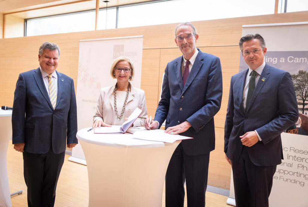 Großer Auftakt bei der Unterzeichnung der Vereinbarung für die Finanzierung des IST - Foto: Credit: IST Austria/Anna Stöcher Großer Auftakt bei der Unterzeichnung der Vereinbarung für die Finanzierung des IST - Foto: Credit: IST Austria/Anna Stöcher