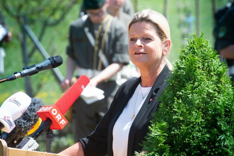 Verteidigungsministerin Klaudia Tanner bei einem Festakt des Bundesheers. - Foto: ÖBH/Pusch