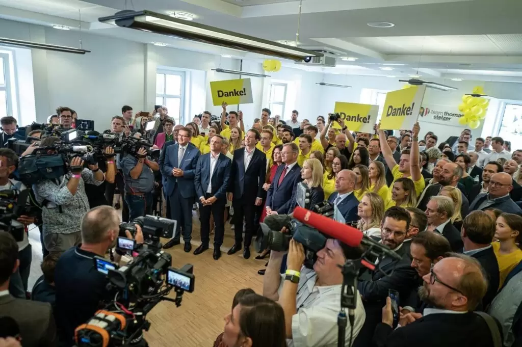 Spannende Momente: Landeshauptmann Stelzer und sein Team kurz vor der Verkündung des Wahlergebnisses. - Foto: OÖVP