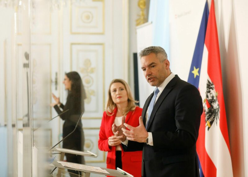 Frauenministerin Raab und Innenminister Nehammer beim Gewaltschutzgipfel der Bundesregierung im November 2020. Foto: BKA/ Dragan Tatic
