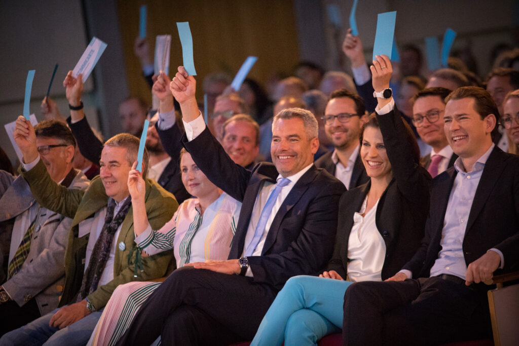 Zahlreiche Ehrengäste, u.a. BK Sebastian Kurz, BM Karl Nehammer, BM Susanne Raab und BM Karoline Edtstadler besuchten den ÖAAB-Bundesparteitag - Foto: Jakob Glaser