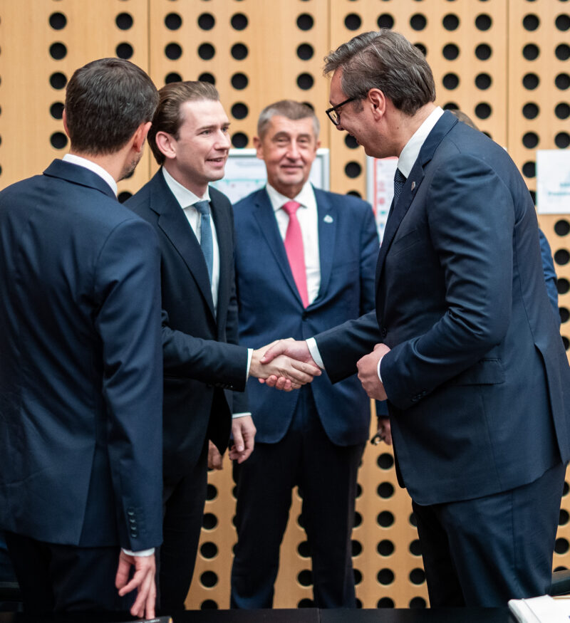 Bundeskanzler Kurz spricht beim Westbalkangipfel mit dem Ministerpräsident Serbiens, Aleksandar Vučić. Foto: Arno Melicharek