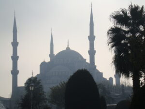 Demokratie schützen und dem Politischen Islam entgegentreten: In interviews markierte Bundeskanzler Christian Stocker die Grenzen der Religionsfreiheit (Symbol-Bild: Sultan Ahmed-Moschee, Instanbul) Foto: pixelio / Brüggemann