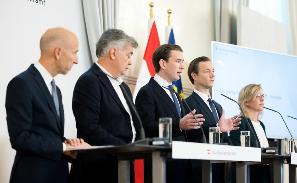 Die Regierung bei der Vorstellung der Ökosozialen Steuerreform. Foto: BKA/ Christopher Dunker Die Regierung bei der Vorstellung der Ökosozialen Steuerreform. Foto: BKA/ Christopher Dunker